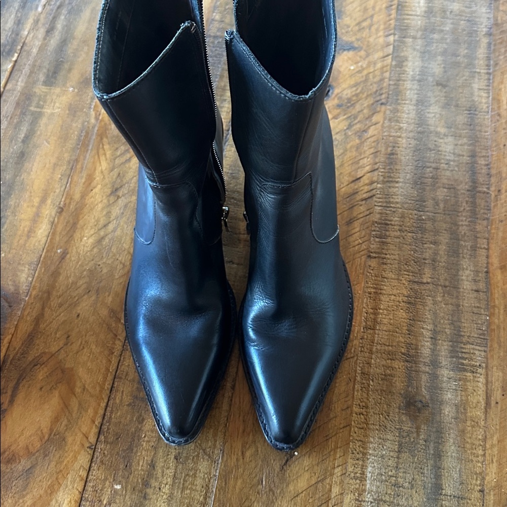 Dolce Vita Black Bootie sz 9
Vikram - Picture 3 of 4